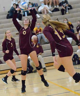 Jaidyn Brower (#6) puts up a set assist to Erin Lamb (#13).