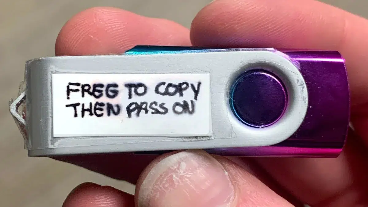 A man finds a USB drive on a train with “Free to copy, then share” written on it: what he discovers next is heartwarming